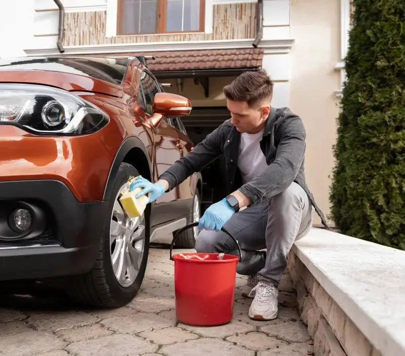 Lavage auto à domicile Birac-sur-Trec : professionnel intervenant sur un véhicule